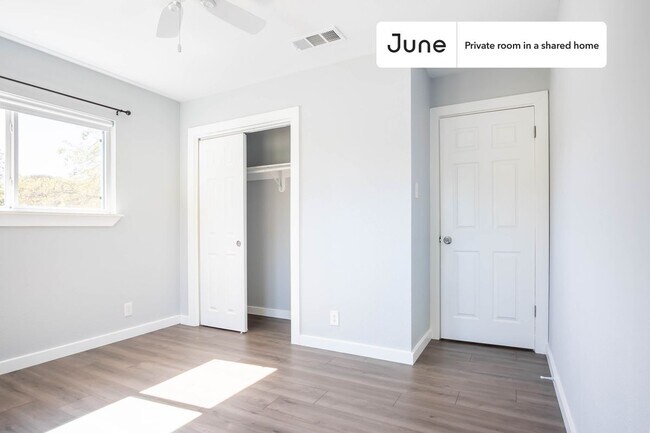Building Photo - Private bedroom in 3 bed/2 bath Home