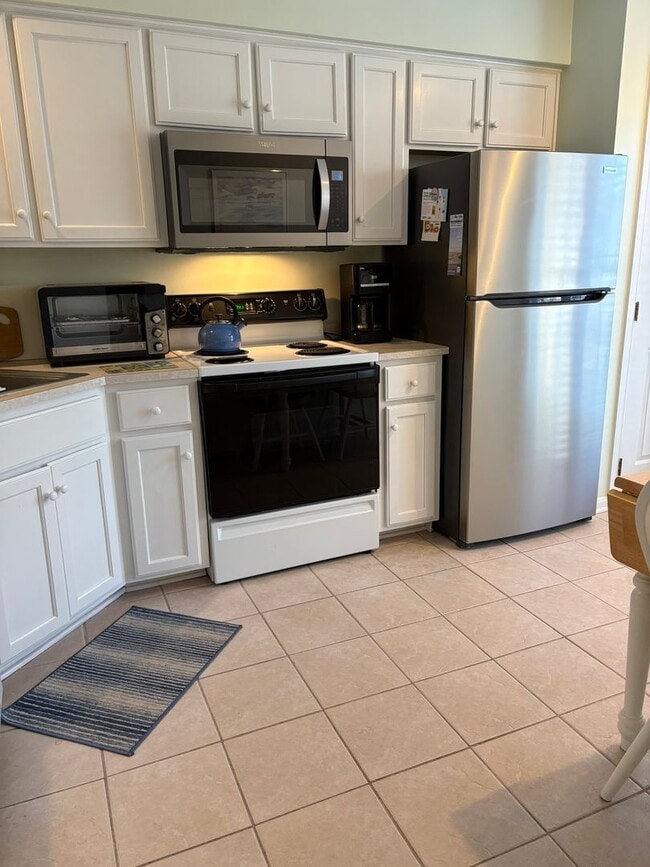 Building Photo - 3 BR, 2.5 BA Versailles Townhouse - Pet Friendly, Bike to Beach