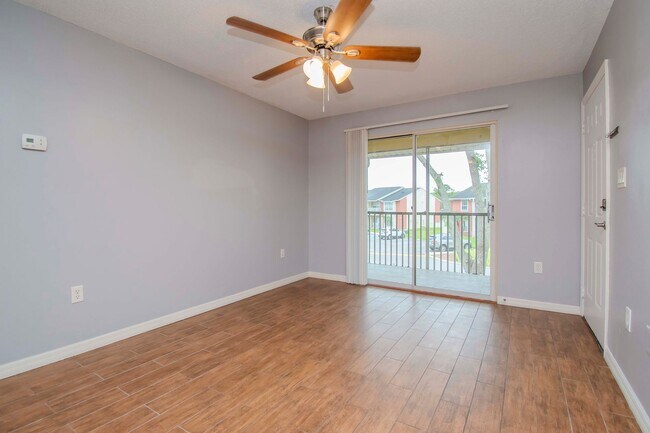 Building Photo - 1/1 Den Upgraded in Brandon in walking dis...