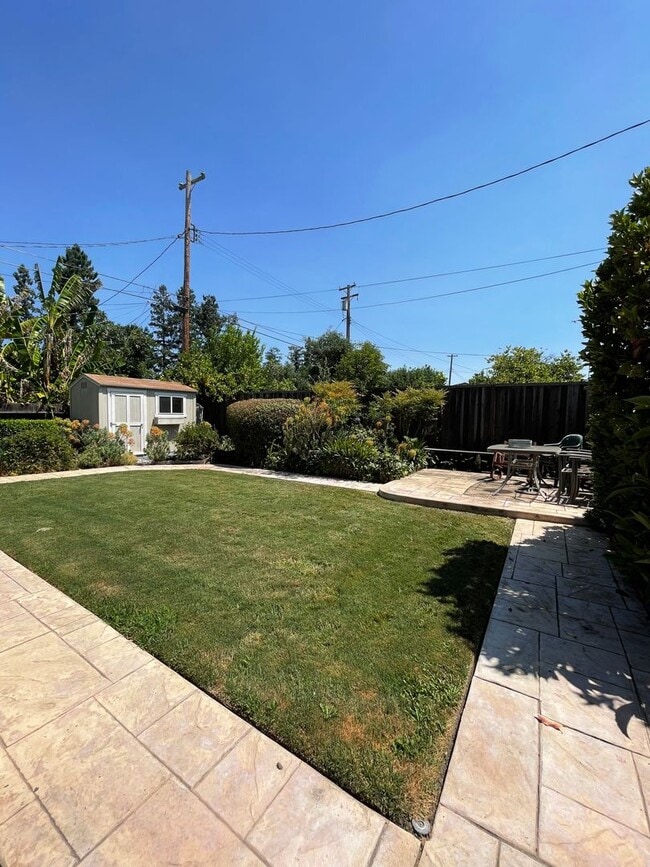 Building Photo - 4 Bedroom, 2 Bath - Santa Clara
