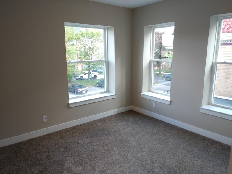 Building Photo - 25 S Plum St