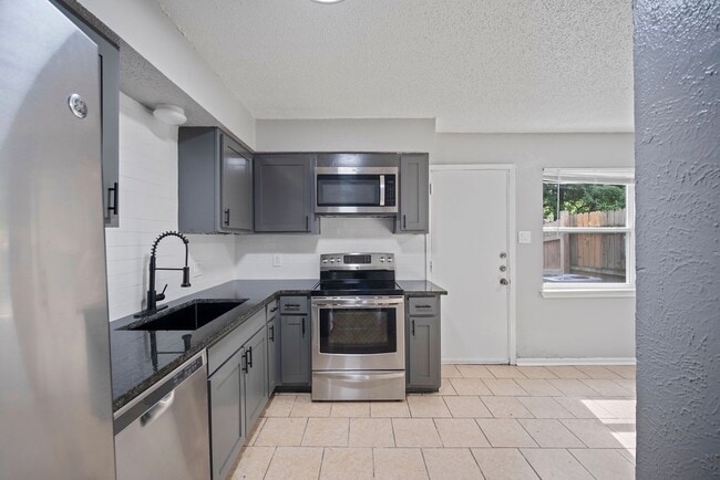 Building Photo - Diamond Villas