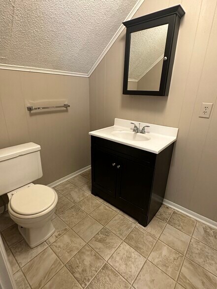1/2 BA Downstairs - 103 Skyview Dr