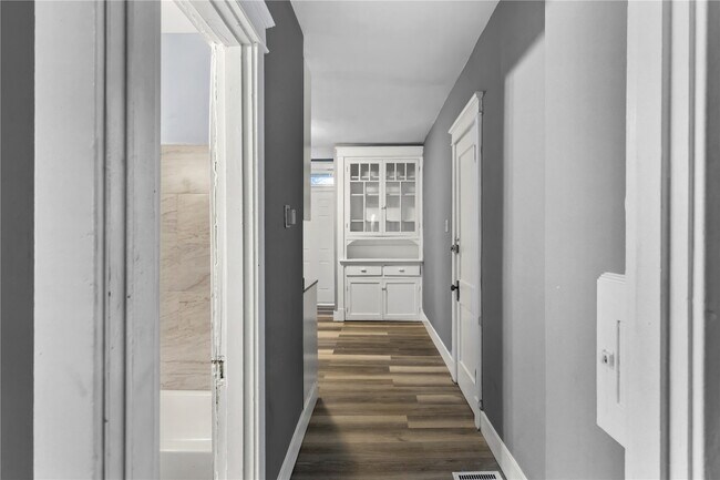 Building Photo - 4234 Dewey Ave