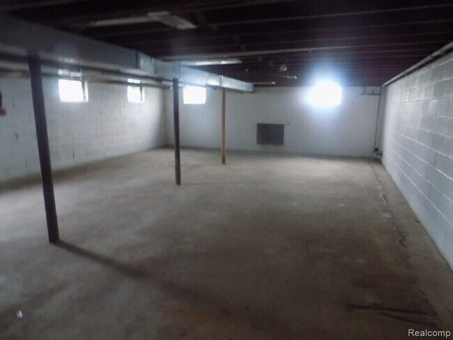 Building Photo - 2821 W Utica Rd