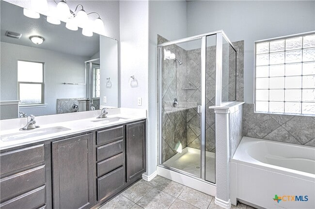 Building Photo - 5726 Stonehaven Dr