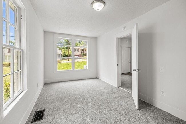 Building Photo - Spacious 4 Bedroom 2 Bath Home