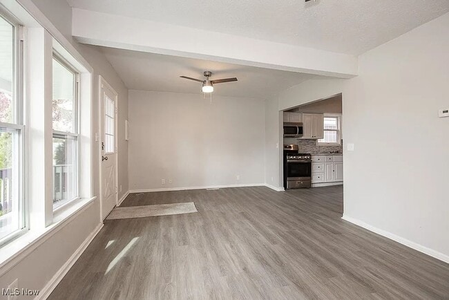 Building Photo - Four Bed 2 Full Bath in Lorain- FIRST MONTH RENT HALF OFF!