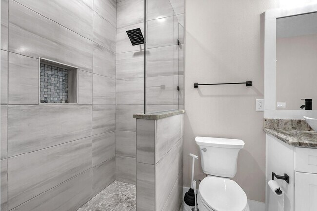 Building Photo - Modern 3 Bedroom Townhome!!