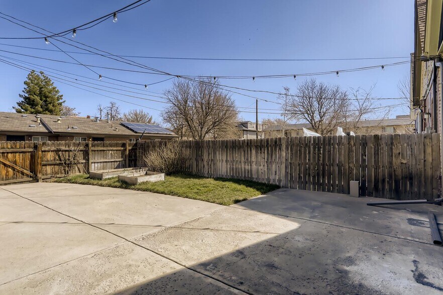 Building Photo - Striking Whittier Victorian home with fully fenced backyard