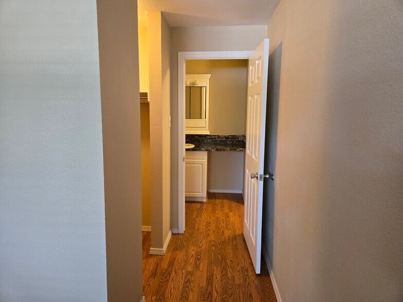 Building Photo - 2325 S Linden Ct