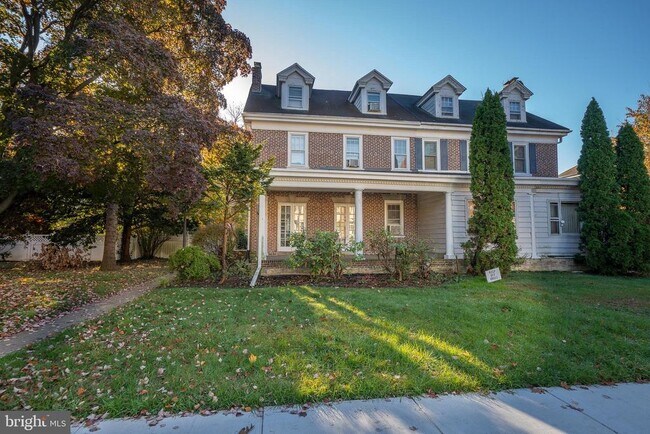 Building Photo - 709 E 20th St