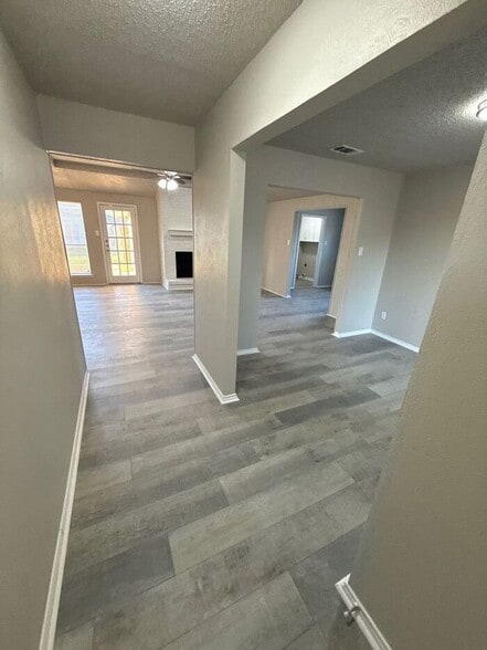 Building Photo - 1616 St James Dr