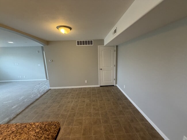 Building Photo - 999 Village River Ln