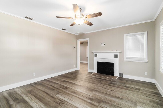 Building Photo - 4020 Miramar Way S