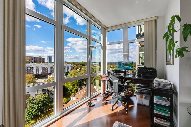 Building Photo - 8220 Crestwood Heights Dr