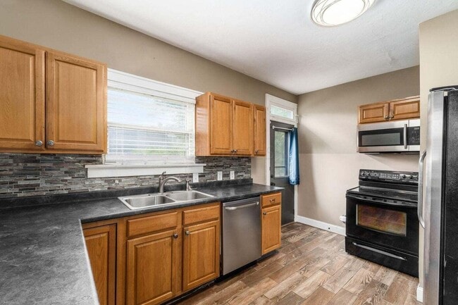 Building Photo - 2339 Summit St