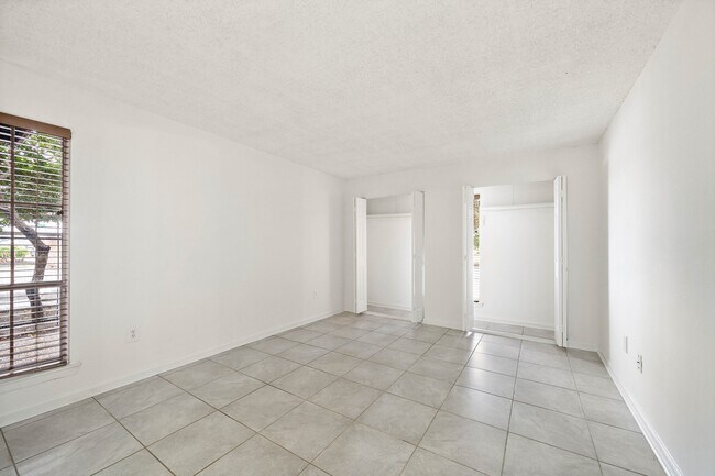 Building Photo - 711 Holiday Dr
