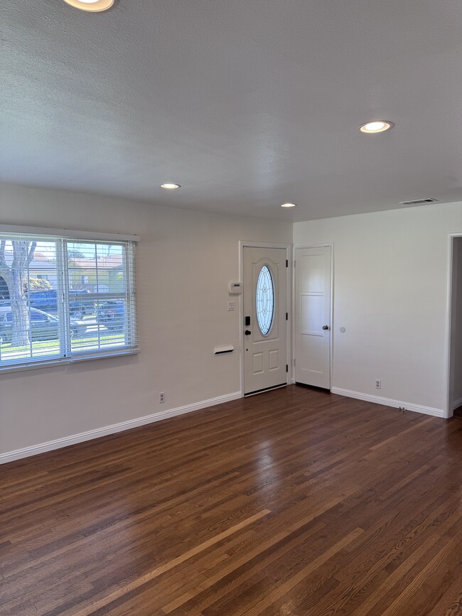 Living room - 5845 Sunfield Ave