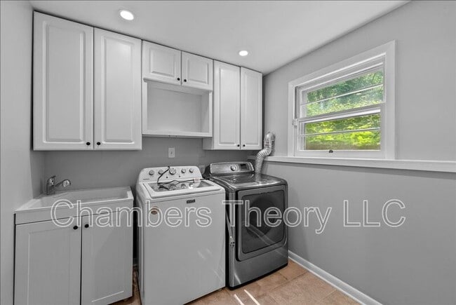 Building Photo - 3035 Hazelton St