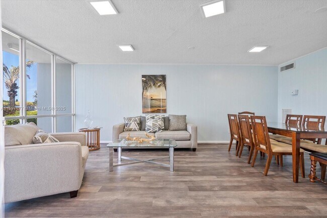 Building Photo - 875 NE 195th St