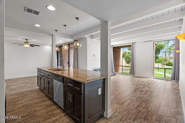 Building Photo - 7401 N Scottsdale Rd