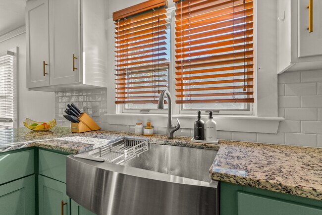 Building Photo - 2 Shannon Dr