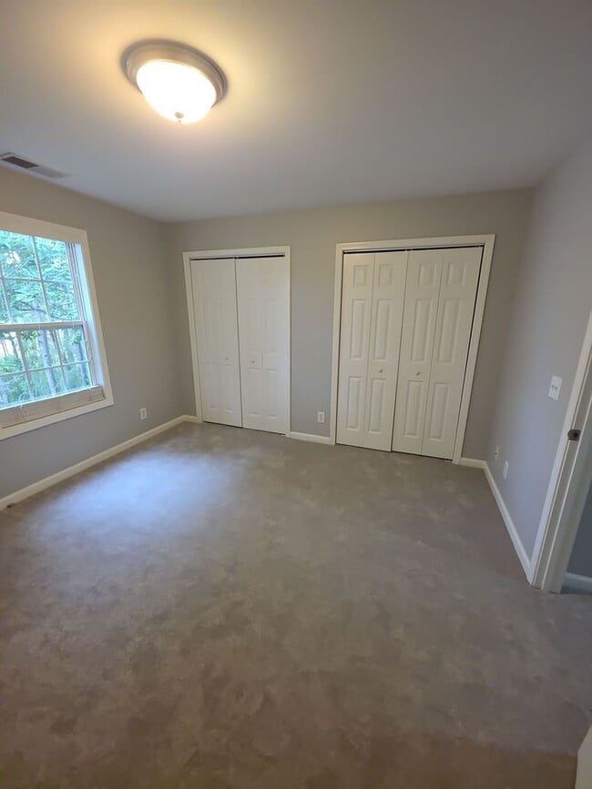 Building Photo - Bright 3 Bedroom Home with Basement, Backyard, and Garage