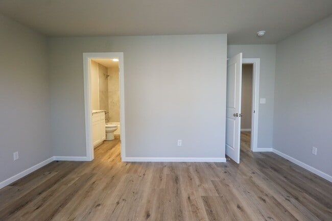 Building Photo - FIRST FREE MONTH! 3 Bed | 2.5 Bath | Sand ...