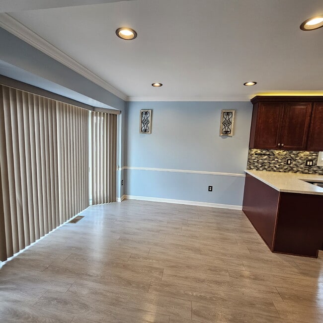 Building Photo - 3 Bedroom, 2 Bathroom Brick Ranch w/ Overs...