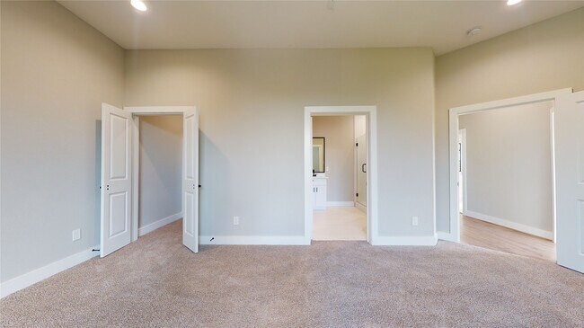Building Photo - 806 E 39th St