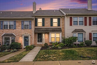 Building Photo - Beautiful 2 Bedroom Townhome