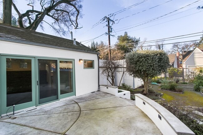 Building Photo - Downtown Davis Cottage-Available for Spring Move In