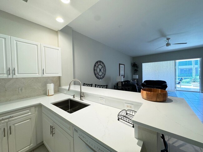 Building Photo - Newly Renovated & Available Now - Furnishe...