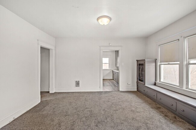 Building Photo - 1024 Steuben St