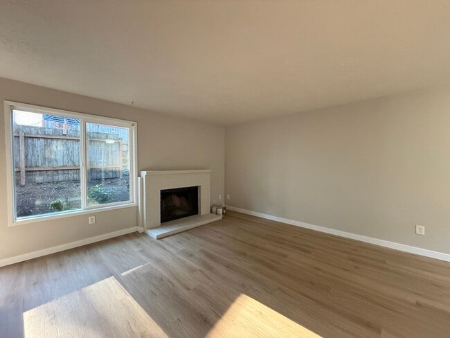 Building Photo - NOW SHOWING - RENOVATED Townhome Style Apartment In Raleigh Hills - See Listing for DETAILS and S...