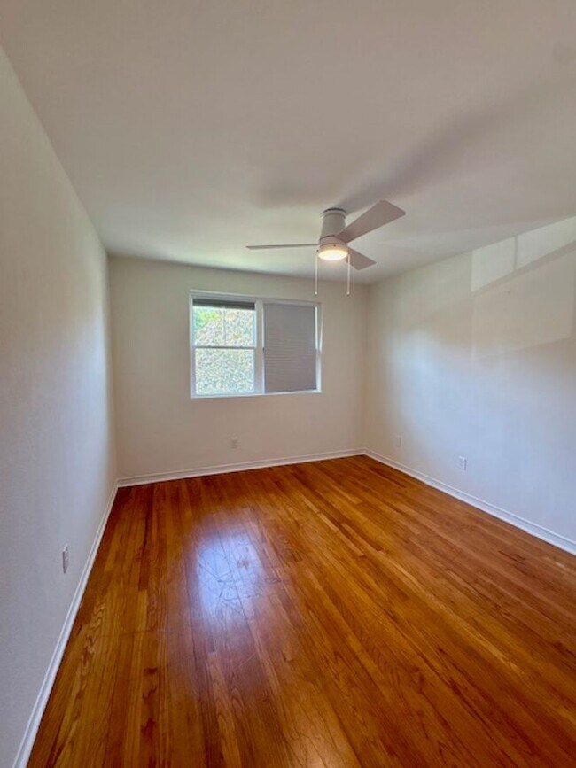 Building Photo - Fully Renovated Three Bedrooms Condo in South Windermere