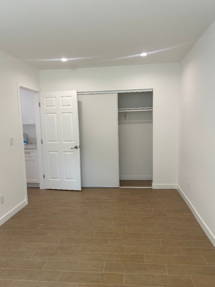 Building Photo - 3229 W 73rd St