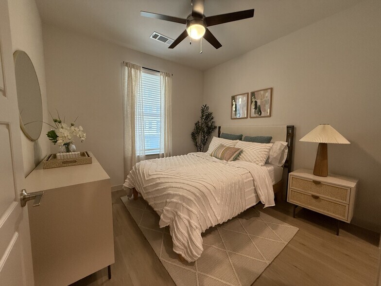 Building Photo - 1102 Treeta Trl