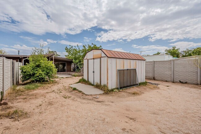 Building Photo - 1437 E Lester St
