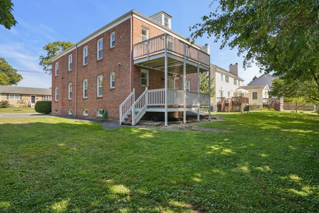 Building Photo - 221 Hunyadi Ave