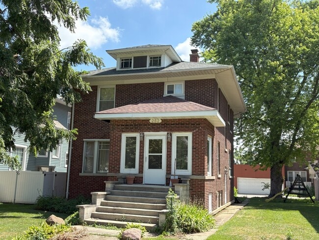Primary Photo - 252 N Raynor Ave