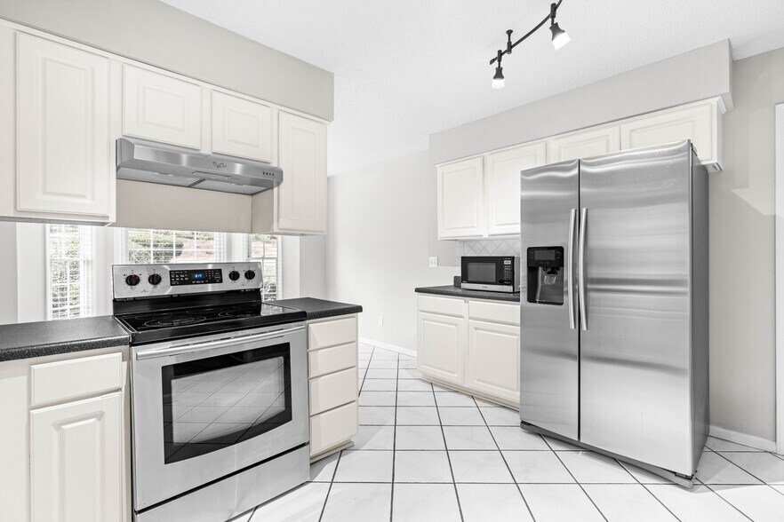 Building Photo - 6736 Queen Annes Dr