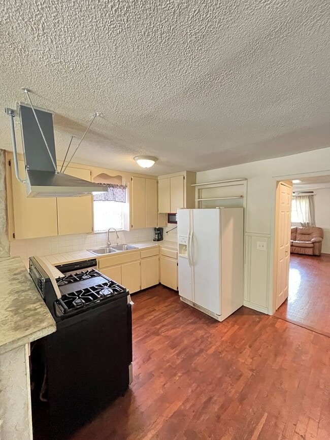 Building Photo - 3 bedroom 1 bath perfect for a minimalist!!  South FAY, 1m I-49 access