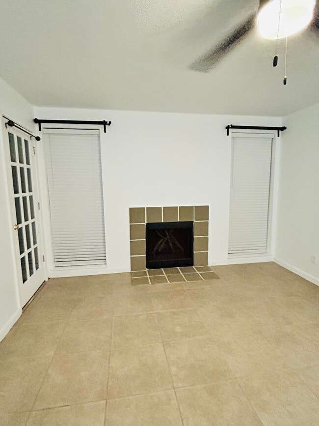 Building Photo - 5767 Belcrest St