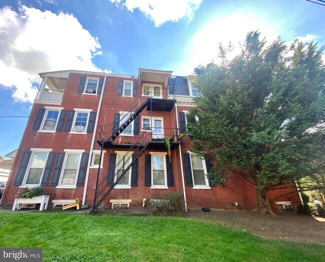 Building Photo - 131 W 18th St