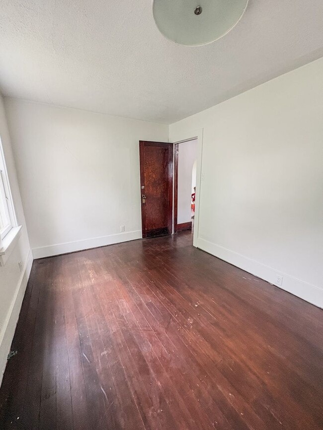 Building Photo - 3 bed 2 bath Home with Fenced Yard