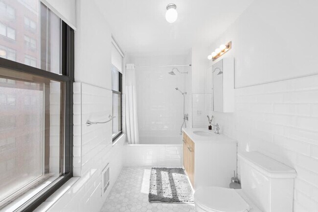 Building Photo - 519 W 45th St
