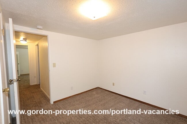 Building Photo - SE 57th Ave - 5 bedroom home with fireplac...