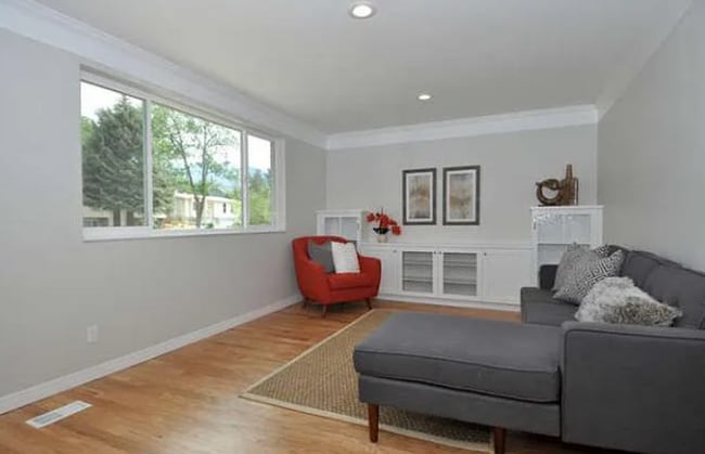 Building Photo - 4 Bedroom/ 2 Bathroom house in Midvale